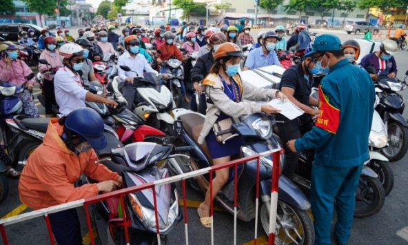 TP.HCM: Mỗi ngày khoảng 1 triệu lượt người ra đường, dự báo còn tăng