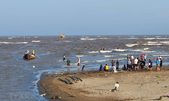 3 giáo viên ở Nam Định bị sóng biển cuốn trôi, đã tìm thấy 2 thi thể