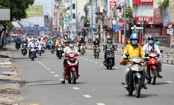 Đường phố TP.HCM vẫn đông xe cộ di chuyển