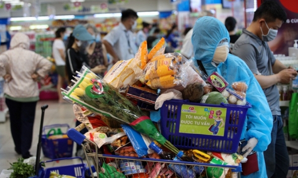 Người dân TPHCM mua hàng tích trữ sau khi có quyết định siết chặt giãn cách