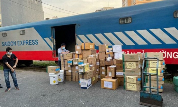 Tàu khách Bắc - Nam cũng được tận dụng để chở hàng thiết yếu cho người dân