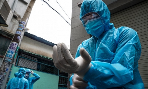 Bàn tay lấy mẫu xét nghiệm Covid-19 tiềm ẩn nhiều nguy cơ 