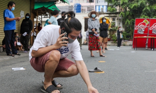 Người dân dùng gạch, dép để giữ chỗ vào siêu thị ở TP.HCM