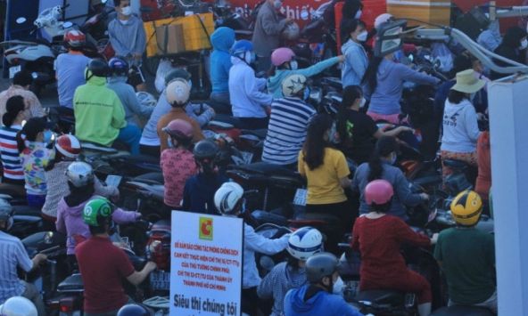 Người đến siêu thị đông nghẹt từ sáng sớm, lực lượng chức năng vất vả điều phối 