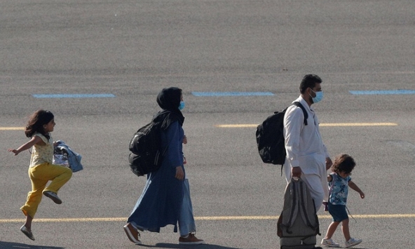 Hình ảnh em bé nhảy chân sáo sau khi rời Afghanistan gây bão trên mạng xã hội