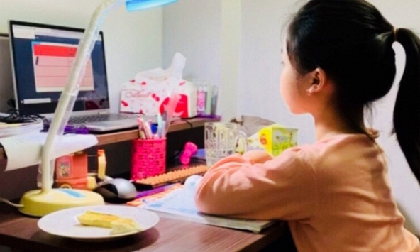 Học sinh bắt đầu học online ở TPHCM nhưng chưa nhận được sách giáo khoa