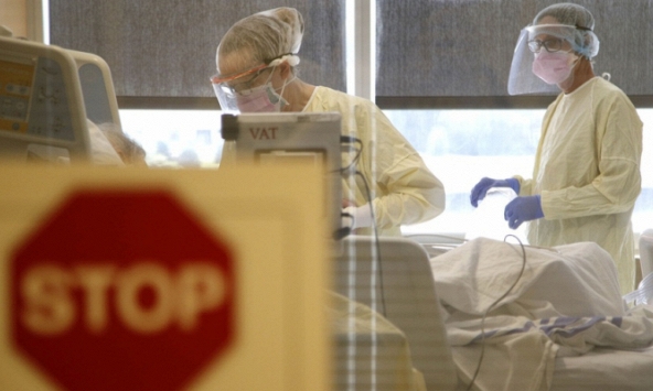 Mỹ: Bệnh viện quá tải, y bác sĩ bất lực cầu xin người dân đi tiêm vaccine