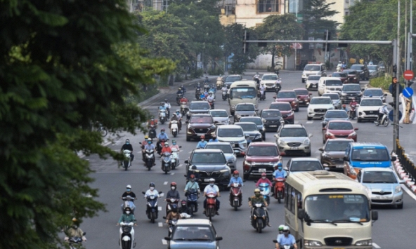 Đường phố Hà Nội đông đúc phương tiện sáng 30/8