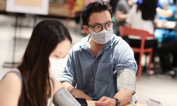 Chuyên gia đề xuất bỏ việc đo huyết áp trước khi tiêm vaccine Covid-19