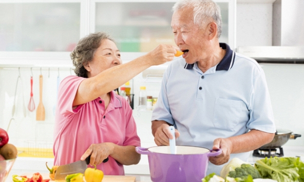 Dinh dưỡng và chăm sóc sức khỏe người cao tuổi phòng chống Covid-19