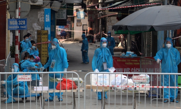20h 1/9 bắt đầu di dời 1.200 người dân trong ổ dịch lớn nhất ở Hà Nội