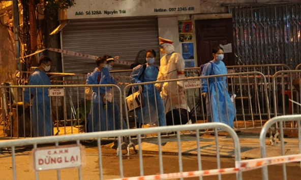 Nhiều người già và trẻ nhỏ di dời ra khỏi điểm dịch Thanh Xuân Trung trong đêm