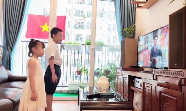 Cả nước trải qua lễ khai giảng chưa từng có 