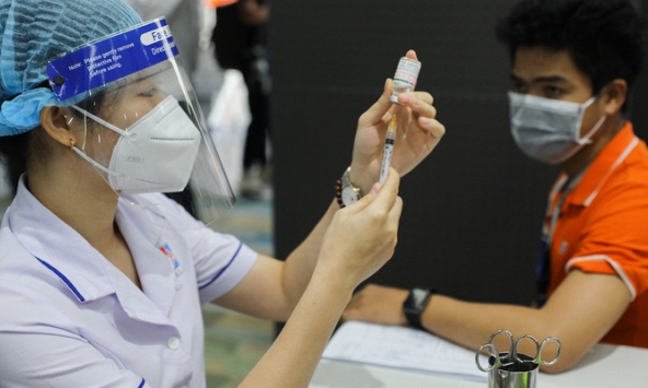 Chuyên gia đề xuất để người tiêm hai mũi vaccine Covid-19 trở lại cuộc sống 'bình thường mới'