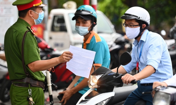 Hà Nội chưa xử phạt những người chưa có giấy đi đường mẫu mới trong 2 ngày tới