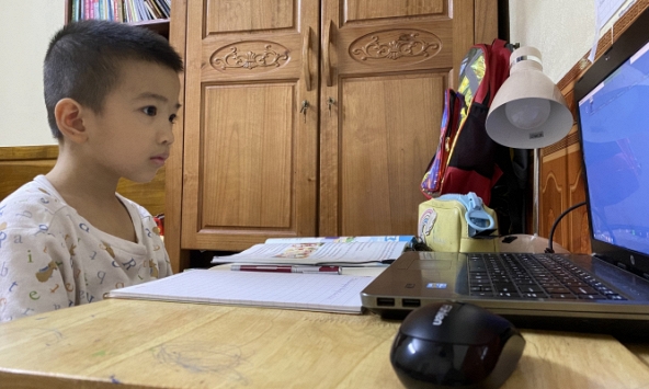 Nghẽn mạng ngày đầu học trực tuyến, giáo viên, học sinh và phụ huynh đều 'chật vật'