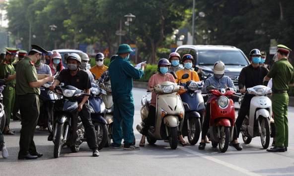 Hà Nội tiếp tục sử dụng giấy đi đường theo mẫu cũ