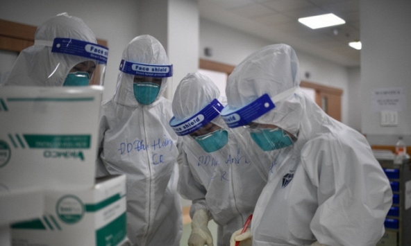 Mỗi nhân viên y tế tại bệnh viện dã chiến phải chăm sóc 140 - 150 bệnh nhân covid-19