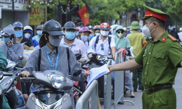 Thủ tướng yêu cầu Hà Nội điều chỉnh bất cập trong việc cấp giấy đi đường