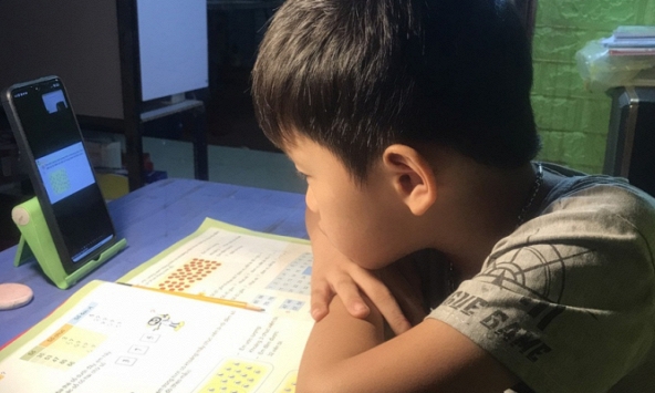 Thời khóa biểu học online như trên lớp khiến trẻ mệt mỏi