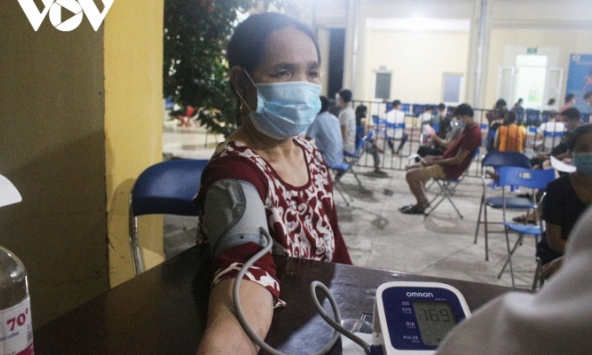 Người dân Hà Nội xếp hàng chờ tiêm vaccine trong đêm