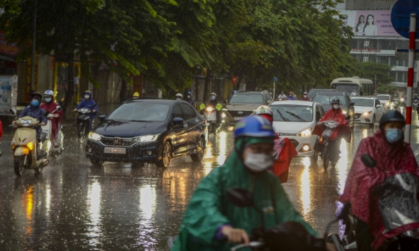 Hà Nội mưa lớn, 8h sáng nhưng trời vẫn 'tối sầm'