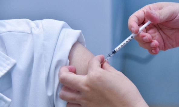 Bộ Y tế yêu cầu ngừng tiêm vắc xin cho người dưới 18 tuổi