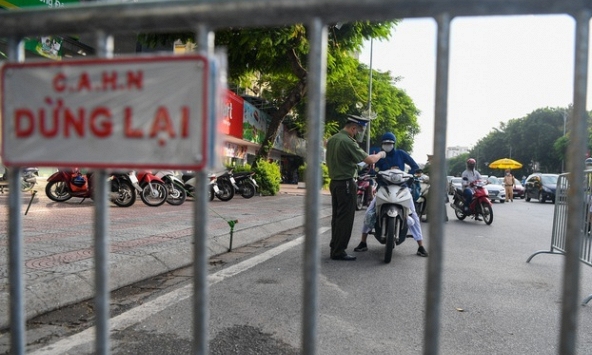 Hà Nội xem xét việc dừng kiểm tra giấy đi đường ở 19 quận, huyện