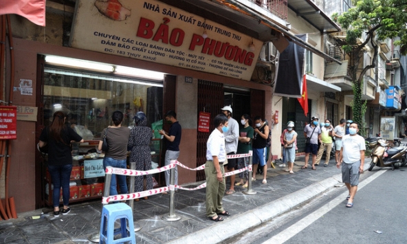 Quận Tây Hồ yêu cầu xử lý nghiêm tiệm bánh Trung thu Bảo Phương để khách xếp hàng tấp nập