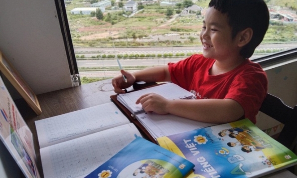 TPHCM: Hơn 200.000 học sinh chưa có sách giáo khoa, 69.000 học sinh chưa tham gia học trực tuyến