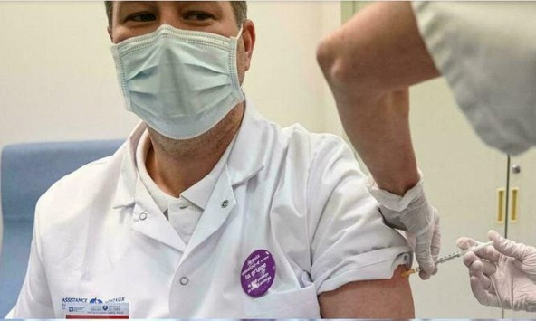 3.000 nhân viên y tế ở Pháp phải nghỉ việc do không tiêm vaccine