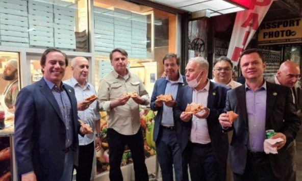 Tổng Thống Brazil phải ăn pizza trên vỉa hè New York do không có xác nhận tiêm chủng Covid-19.
