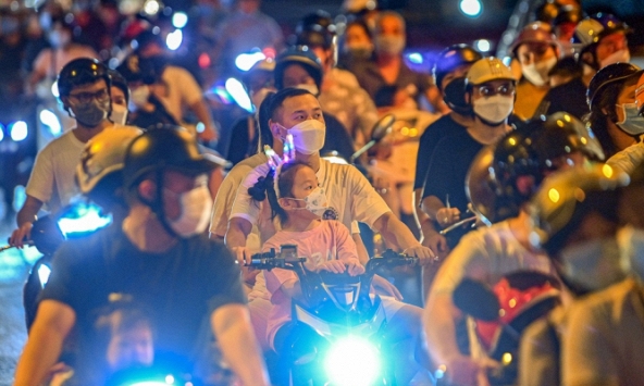 Phó bí thư Hà Nội: 'Không chấp nhận được chuyện người dân đi ra đường, tụ tập quá đông như vậy'