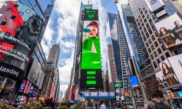 Phùng Khánh Linh rực sáng giữa billboard tại trung tâm Quảng trường Thời Đại, New York, Mỹ
