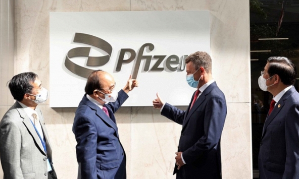 Chủ tịch nước Nguyễn Xuân Phúc đến thăm Công ty Pfizer