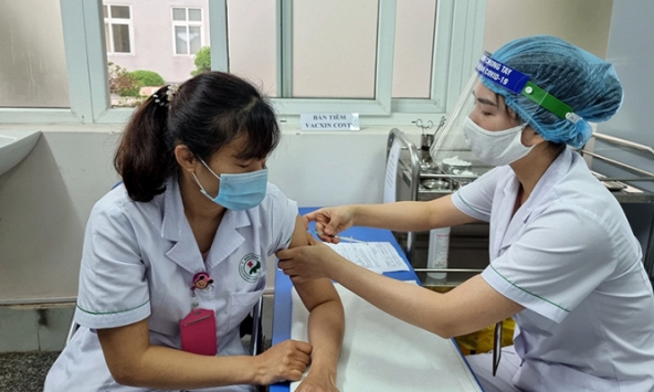 Hà Nội: Khẩn trương iêm đủ 2 mũi vaccine COVID-19 cho nhân viên y tế