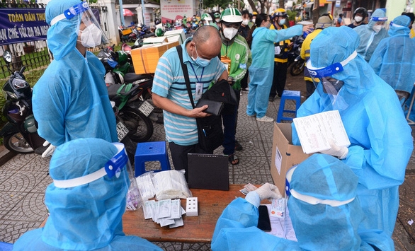 Ngày đầu các doanh nghiệp tự xét nghiệm cho các shipper