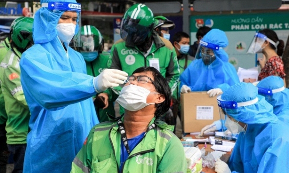 Từ ngày mai, shipper ở TP.HCM sẽ tự xét nghiệm