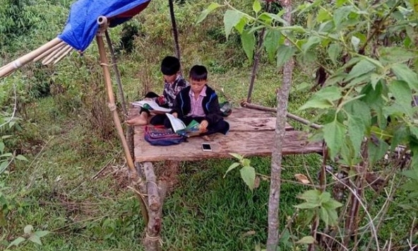 Học trò vùng cao Nghệ An đi hàng chục km để 'hứng' sóng 3G học online