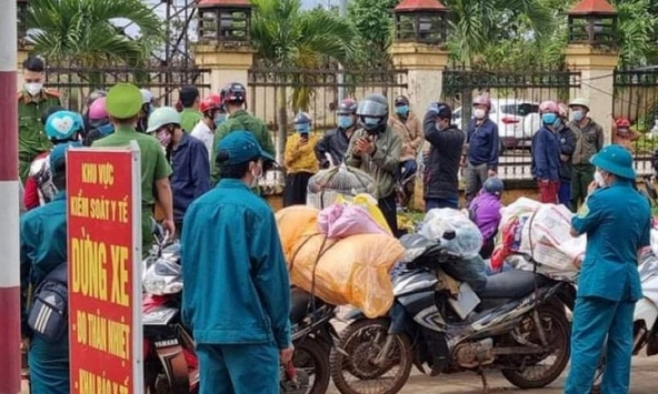 Hơn 100 người Mông bị 'mắc kẹt' ở chốt kiểm soát trên đường chạy xe máy từ Bình Phước về Nghệ An