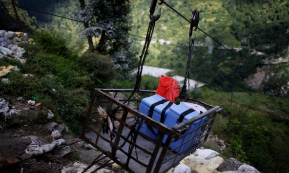 Chuyển vaccine lên dãy Himalaya bằng cách dùng ròng rọc