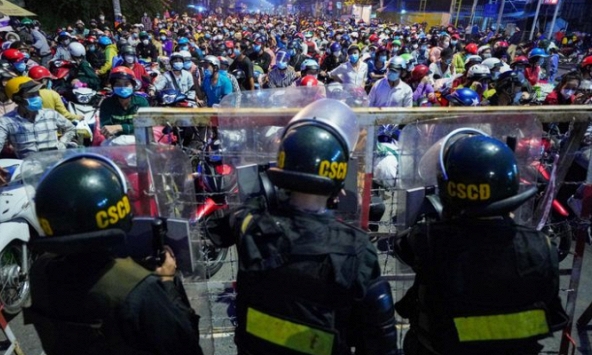 Đưa người miền Tây rời TP.HCM bằng xe khách