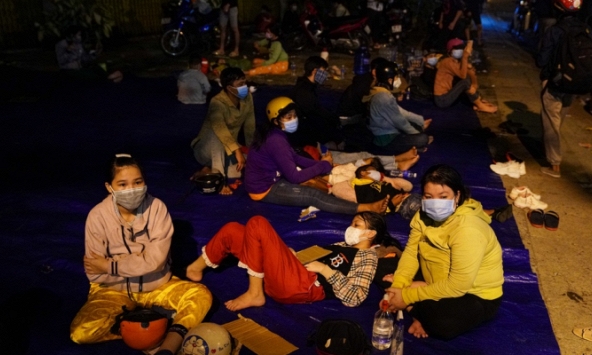 Hàng trăm người vạ vật suốt đêm chờ được qua chốt cửa ngõ TP.HCM