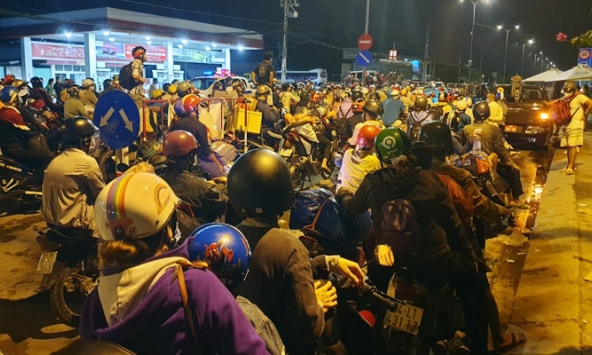 Người đã xét nghiệm âm tính hoặc F0 khỏi bệnh được qua chốt về miền Tây trong ngày 1/10