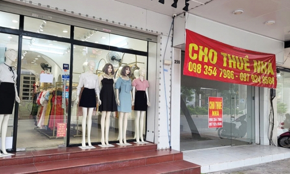 Nhiều cửa hàng thời trang đang đua giảm giá nhưng vẫn ế khách