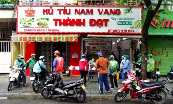Xếp hàng mua thức ăn, cắt tóc ở TP HCM