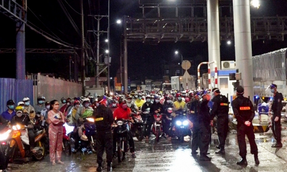 Hàng nghìn người tự phát về miền Tây được đưa đi cách ly tập trung