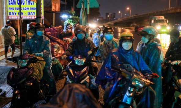 Người miền Trung đợi nhiều giờ dưới mưa mong rời khỏi TP.HCM