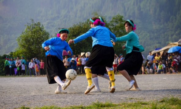 Phụ nữ Sán Chỉ với trái bóng tròn