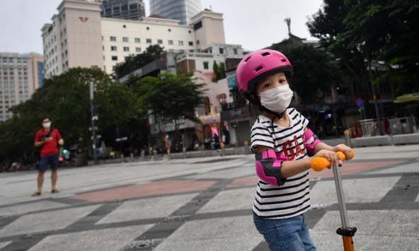 Hạn chế cho trẻ chưa tiêm vaccine ra ngoài